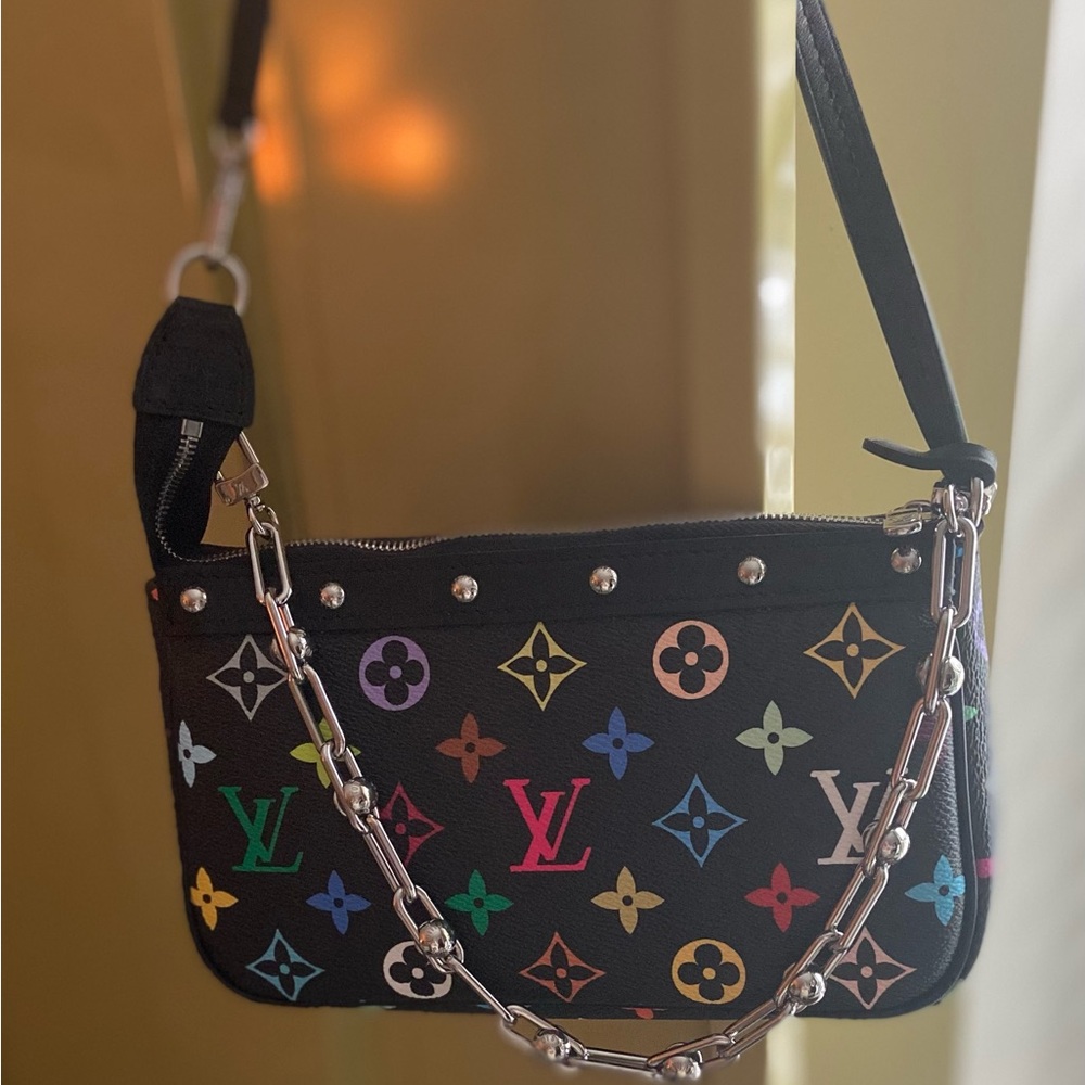 New colorful black handbag
Pochette size